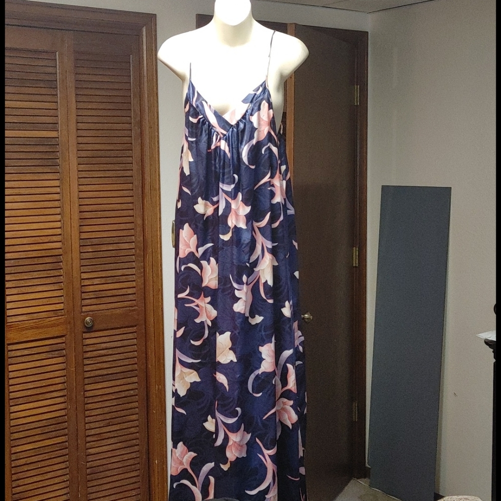 GORGEOUS NATORI SLEEP GOWN SZ M